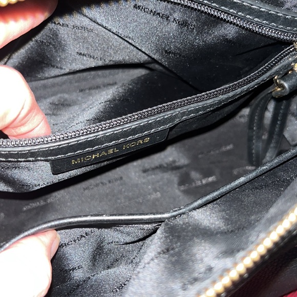 MICHAEL KORS BLACK GOLD SATCHEL HANDBAG/SHOULDER BAG VERY ROOMY NEW ADJ STRAP - Picture 10 of 15